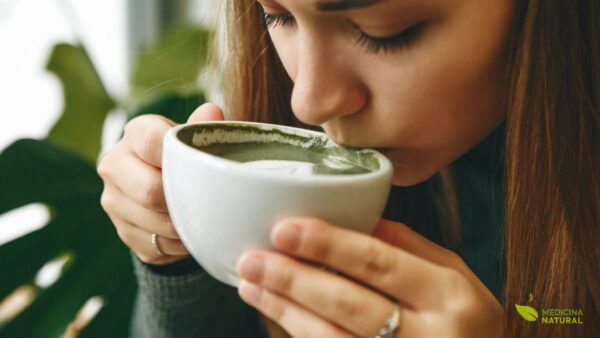 O metabolismo humano é complexo e multifacetado, composto por taxa metabólica basal, efeito térmico dos alimentos e atividade física. O chá verde influencia positivamente todos estes componentes. A EGCG e a cafeína trabalham sinergicamente para aumentar a termogênese e a oxidação de gordura, elevando o gasto energético em 4-5% ao longo do dia. Este efeito, embora modesto, pode resultar em queima adicional de 100-150 calorias diárias. Mais importante, o chá verde parece preservar a taxa metabólica durante períodos de restrição calórica, combatendo a adaptação metabólica que dificulta a perda de peso.