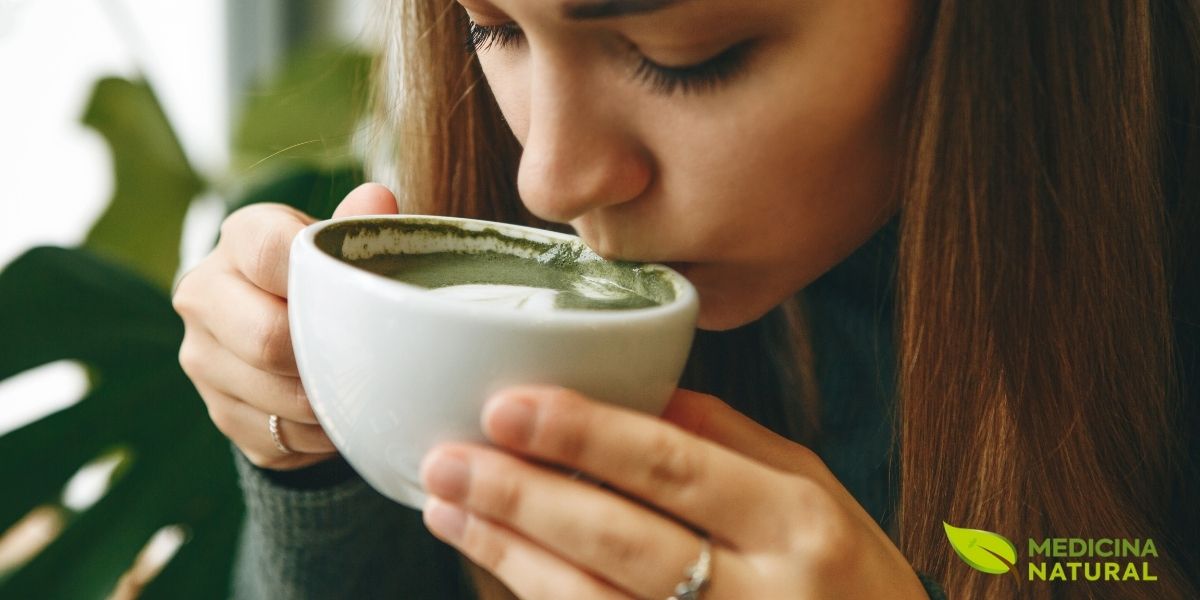 O metabolismo humano é complexo e multifacetado, composto por taxa metabólica basal, efeito térmico dos alimentos e atividade física. O chá verde influencia positivamente todos estes componentes. A EGCG e a cafeína trabalham sinergicamente para aumentar a termogênese e a oxidação de gordura, elevando o gasto energético em 4-5% ao longo do dia. Este efeito, embora modesto, pode resultar em queima adicional de 100-150 calorias diárias. Mais importante, o chá verde parece preservar a taxa metabólica durante períodos de restrição calórica, combatendo a adaptação metabólica que dificulta a perda de peso.