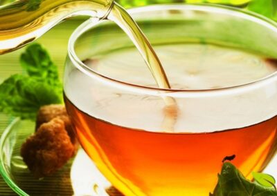 A preparação do chá verde é uma arte que exige atenção aos detalhes. Usar um bule de vidro permite acompanhar visualmente o processo de infusão, observando a liberação gradual dos compostos das folhas na água quente. A chave para um chá perfeito está na temperatura da água (cerca de 80°C) e no tempo de infusão (2 a 3 minutos), que garantem a extração máxima de catequinas e sabor sem o amargor excessivo.