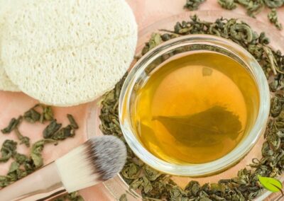 O chá verde não oferece benefícios apenas quando consumido internamente, mas também quando aplicado topicamente na pele. As catequinas do chá verde, especialmente a EGCG, possuem propriedades anti-inflamatórias, antimicrobianas e fotoprotetoras que beneficiam diversos tipos de pele. Estudos demonstram que a aplicação tópica de extrato de chá verde pode reduzir a produção de sebo, combater acne, diminuir vermelhidão e proteger contra danos causados pela radiação UV. Muitos cosméticos premium incorporam extrato de chá verde em suas formulações anti-idade e antioxidantes. Compressas de chá verde também são eficazes para reduzir olheiras e inchaço ao redor dos olhos.