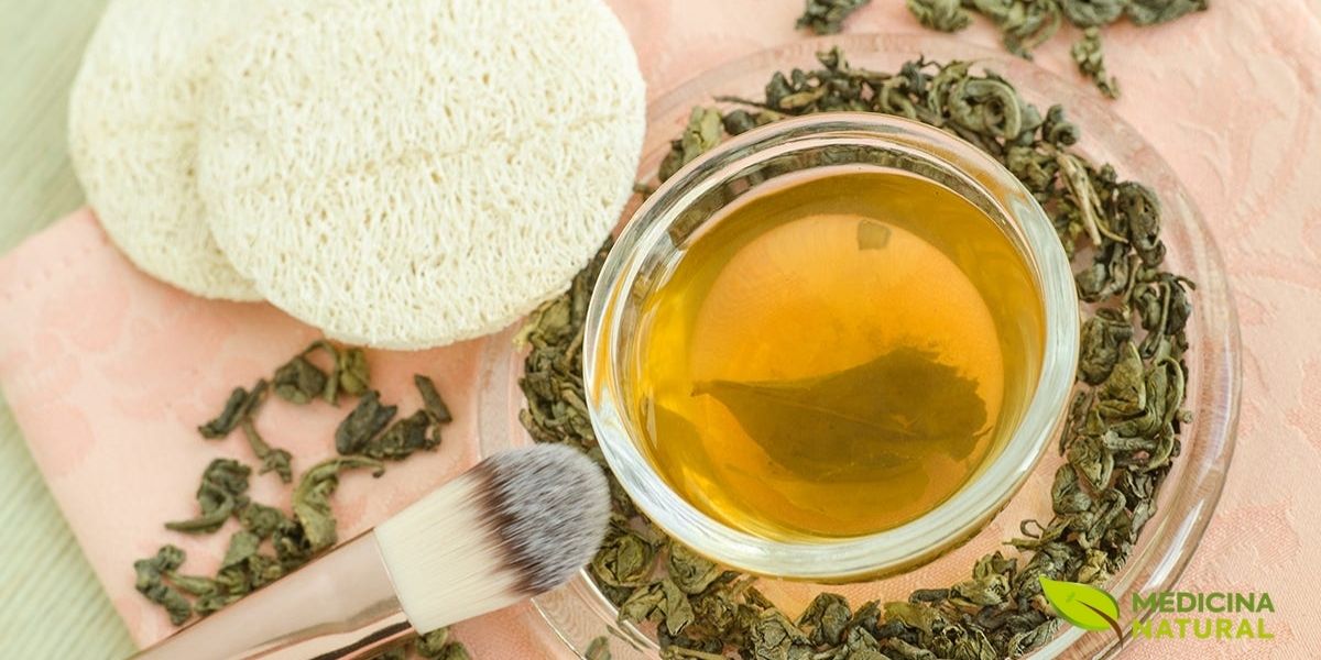 O chá verde não oferece benefícios apenas quando consumido internamente, mas também quando aplicado topicamente na pele. As catequinas do chá verde, especialmente a EGCG, possuem propriedades anti-inflamatórias, antimicrobianas e fotoprotetoras que beneficiam diversos tipos de pele. Estudos demonstram que a aplicação tópica de extrato de chá verde pode reduzir a produção de sebo, combater acne, diminuir vermelhidão e proteger contra danos causados pela radiação UV. Muitos cosméticos premium incorporam extrato de chá verde em suas formulações anti-idade e antioxidantes. Compressas de chá verde também são eficazes para reduzir olheiras e inchaço ao redor dos olhos.