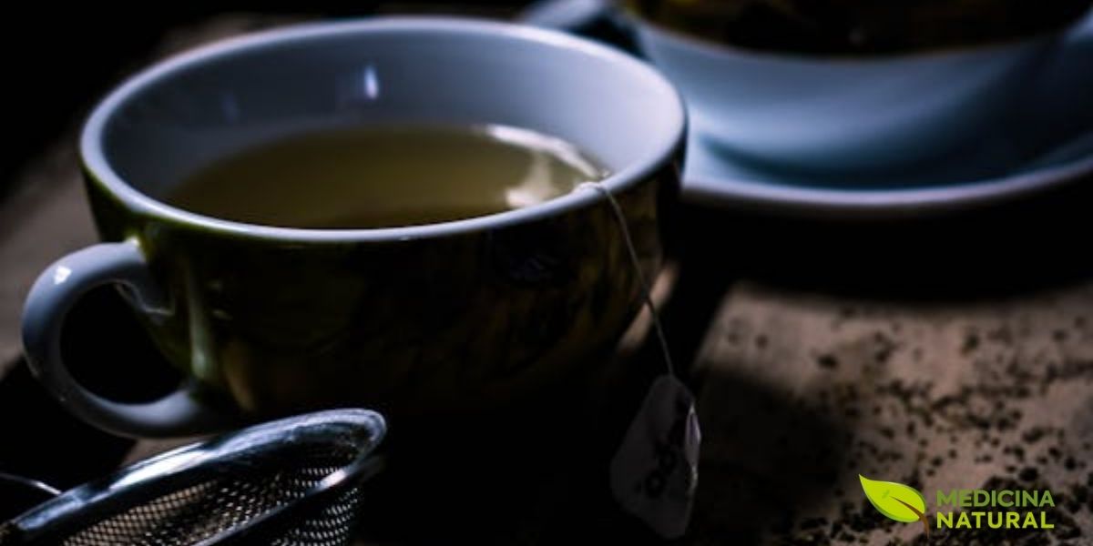 O chá verde servido em xícara rústica representa a simplicidade e autenticidade da bebida. Com apenas 20-40 mg de cafeína por xícara, o chá verde oferece um estímulo suave que não sobrecarrega o sistema nervoso. A combinação de cafeína com L-teanina cria um estado de alerta relaxado, ideal para trabalho focado e meditação.