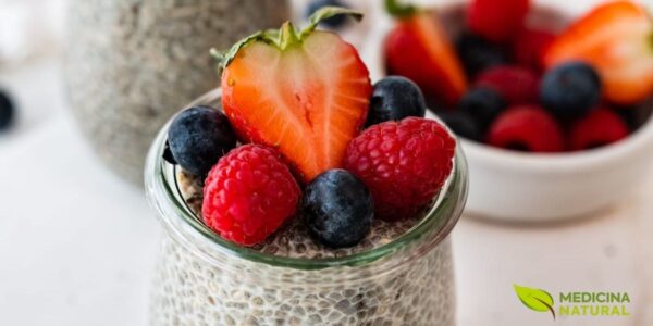 Rica em fibras, a chia ajuda a retardar a absorção de açúcares e gorduras, contribuindo para o controle da glicemia e do colesterol. Adicione as sementes em iogurtes, vitaminas ou saladas. A versatilidade da chia permite a criação de sobremesas deliciosas e nutritivas, como este pudim colorido com frutas. É uma forma inteligente de consumir mais fibras e antioxidantes, auxiliando na perda de peso.