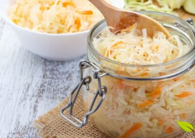 O chucrute e o kimchi são alimentos fermentados tradicionais, consumidos há séculos em diferentes culturas. Ambos são excelentes fontes de Lactobacillus e oferecem uma maneira saborosa de enriquecer a dieta com probióticos naturais, além de fornecerem fibras e nutrientes essenciais. Fonte: MasterClass.