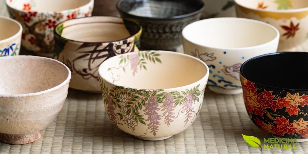 Coleção de chawans artesanais em diferentes estilos de cerâmica japonesa, cada uma com padrões únicos que refletem a estética wabi-sabi da cerimônia do chá. As variações incluem esmaltes raku, designs florais delicados e acabamentos rústicos que celebram a imperfeição natural. Na tradição japonesa, o mestre de chá seleciona a tigela apropriada para cada ocasião, considerando a estação, os convidados e o momento do dia, transformando cada cerimônia em uma experiência única e irrepetível que honra a beleza transitória.