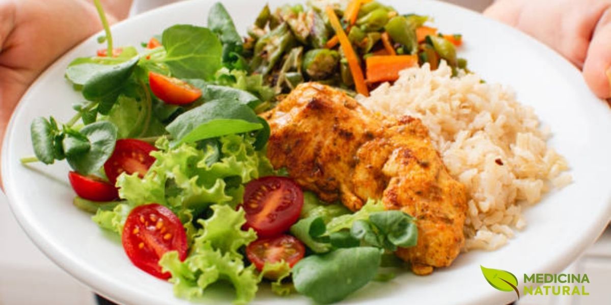 Uma abordagem moderna para a montagem de refeições equilibradas. Metade do prato deve ser composta por vegetais e frutas. Um quarto por grãos integrais. O outro quarto por fontes de proteínas saudáveis. A recomendação também inclui o uso de óleos saudáveis e a importância da hidratação.