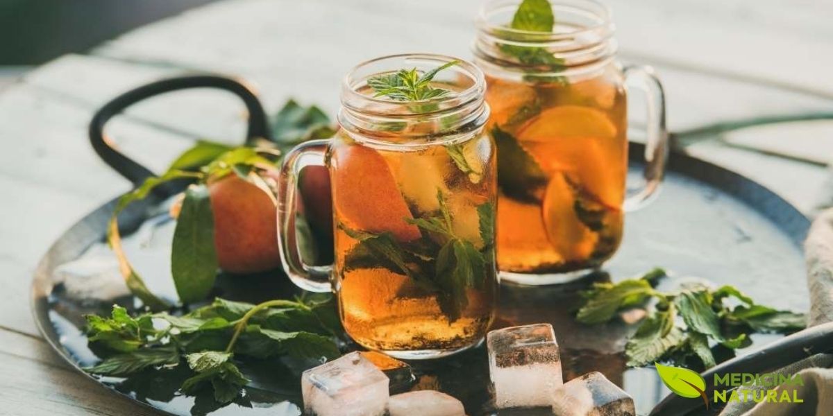 A infusão a frio, ou cold brew, é uma técnica moderna e revolucionária que extrai os sabores e compostos de um chá sem usar calor. O processo é simples: as folhas ou ervas são deixadas em repouso em água fria na geladeira por um longo período, de 8 a 24 horas. O resultado é uma bebida surpreendentemente suave, com menos amargor e acidez, pois a extração a frio libera menos taninos e catequinas amargas. É uma excelente opção para criar chás gelados naturalmente saborosos e refrescantes para os dias quentes, sem a necessidade de adicionar açúcar. A infusão a frio é a prova de que a paciência pode criar uma bebida de complexidade e sabor únicos, oferecendo uma nova perspectiva sobre o universo dos chás.