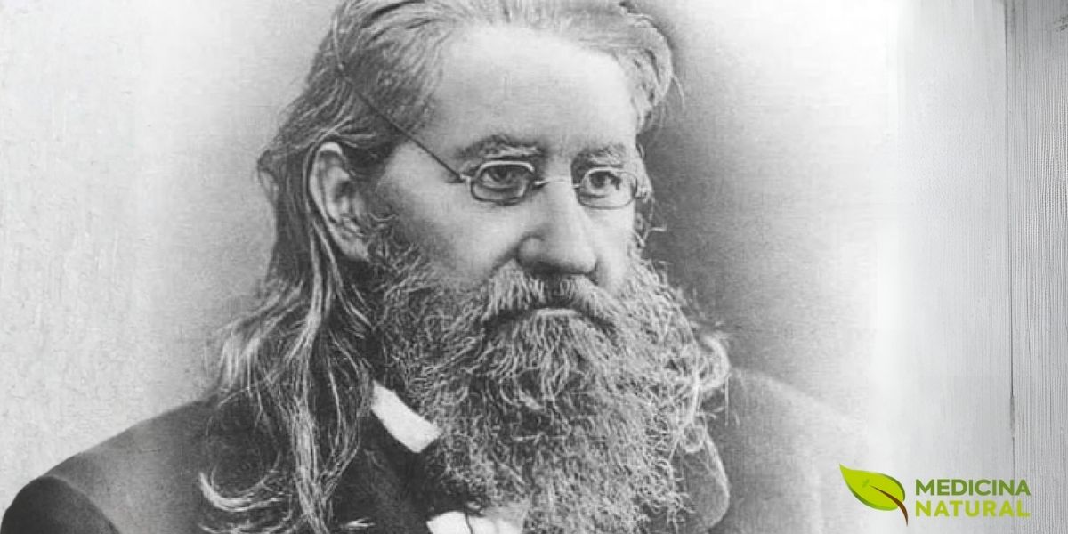 Constatin Hering trabalhou primeiro como mestre de ciências naturais e matemática em Dresden, mas em 1827, foi enviado pelas autoridades da Sajônia para estudar a fauna e a flora da Guiana holandesa, na América do Sul, e foi lá que realizou a primeira experimentação com o veneno da serpente Lachesis Mutus.