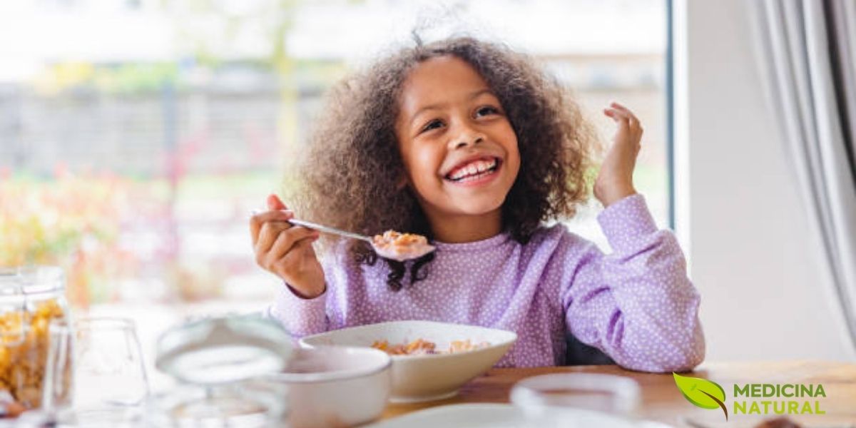 A imagem de uma criança sorridente e feliz comendo alimentos saudáveis transmite uma mensagem poderosa: a nutrição adequada não é apenas sobre saúde física, mas também sobre bem-estar emocional e alegria. Quando as crianças desenvolvem uma relação positiva com alimentos nutritivos desde cedo, elas estão mais propensas a manter esses hábitos saudáveis ao longo da vida. Criar um ambiente de refeições sem pressão e cheio de positividade é fundamental para cultivar comedores saudáveis e felizes.