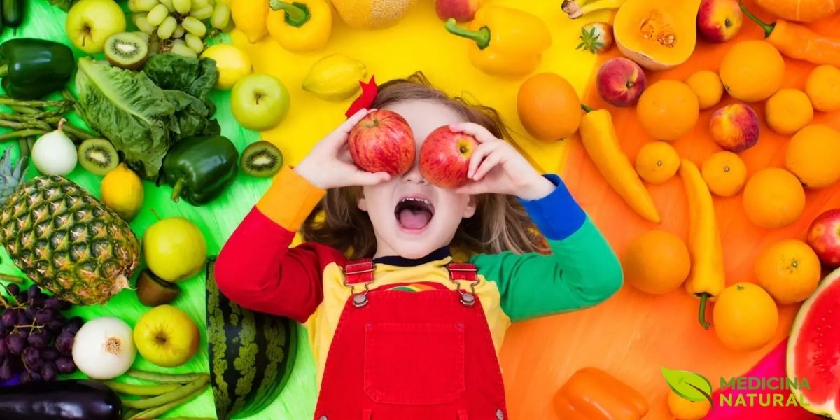 Uma criança radiante posando com uma abundância de frutas e vegetais frescos demonstra o entusiasmo que pode ser cultivado em torno de alimentos saudáveis. Envolver as crianças na escolha, compra e preparação de alimentos coloridos pode transformar a resistência em curiosidade e aceitação. Uma criança radiante posando com uma abundância de frutas e vegetais frescos demonstra o entusiasmo que pode ser cultivado em torno de alimentos saudáveis. Envolver as crianças na escolha, compra e preparação de alimentos coloridos pode transformar a resistência em curiosidade e aceitação.