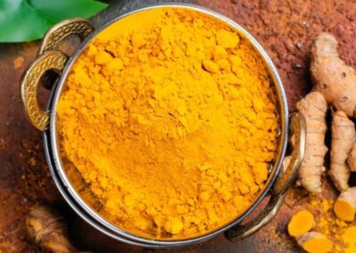 A curcumina é um dos mais importantes princípios ativos da Curcuma longa. A atividade da curcumina no combate ao câncer ainda não foi confirmada por meio de estudos científicos completos em humanos, contudo, em testes pré-clínicos em animais, a curcumina demonstrou atividades anti-inflamatórias e quimiopreventivas, além de apresentar atividade semelhante ao dos medicamentos antineoplásicos.