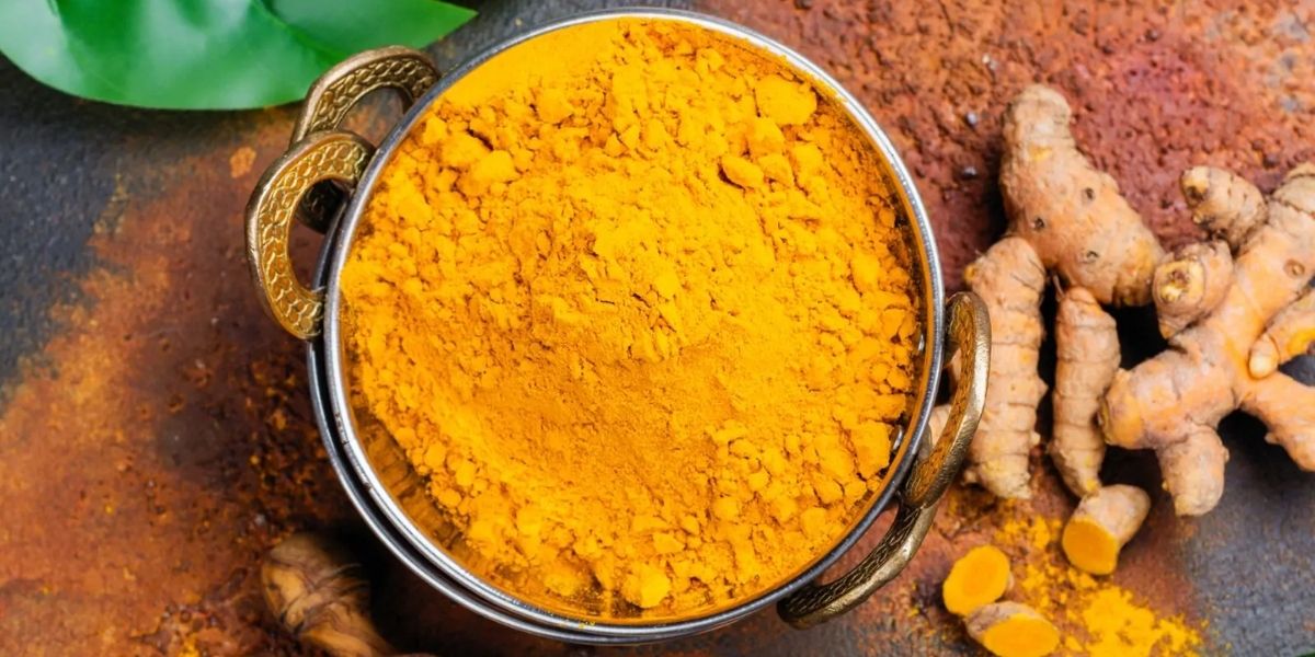 A curcumina é um dos mais importantes princípios ativos da Curcuma longa. A atividade da curcumina no combate ao câncer ainda não foi confirmada por meio de estudos científicos completos em humanos, contudo, em testes pré-clínicos em animais, a curcumina demonstrou atividades anti-inflamatórias e quimiopreventivas, além de apresentar atividade semelhante ao dos medicamentos antineoplásicos.