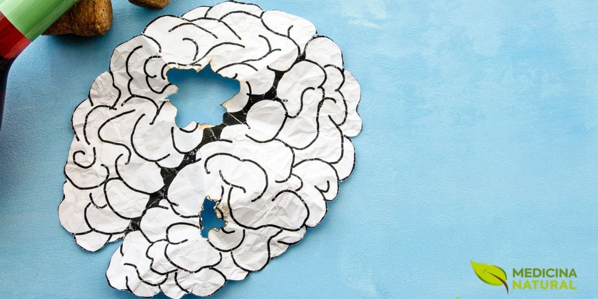 O álcool causa danos neurológicos significativos e progressivos ao cérebro humano. Esta representação visual ilustra como o consumo crônico de álcool literalmente corrói a estrutura cerebral, criando lacunas na massa cinzenta e branca. O etanol interfere com os neurotransmissores, especialmente o GABA e o glutamato, alterando o equilíbrio químico cerebral. Com o tempo, ocorre atrofia do córtex frontal, hipocampo e cerebelo, levando a déficits cognitivos, problemas de memória e alterações de personalidade. A boa notícia é que o cérebro possui neuroplasticidade: com abstinência e tratamento adequado, incluindo terapias naturais e suporte nutricional, é possível recuperar parcialmente as funções cerebrais danificadas.