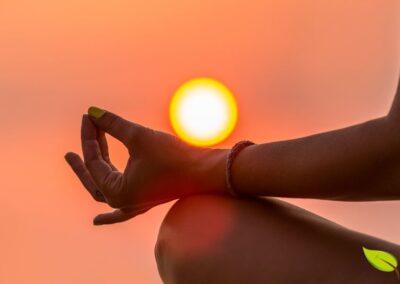 A meditação em ambientes naturais é uma ferramenta poderosa para acalmar a mente. A prática regular ajuda a reduzir a ruminação de pensamentos negativos, um sintoma comum da depressão, promovendo um estado de paz e clareza mental que é fundamental para a recuperação.