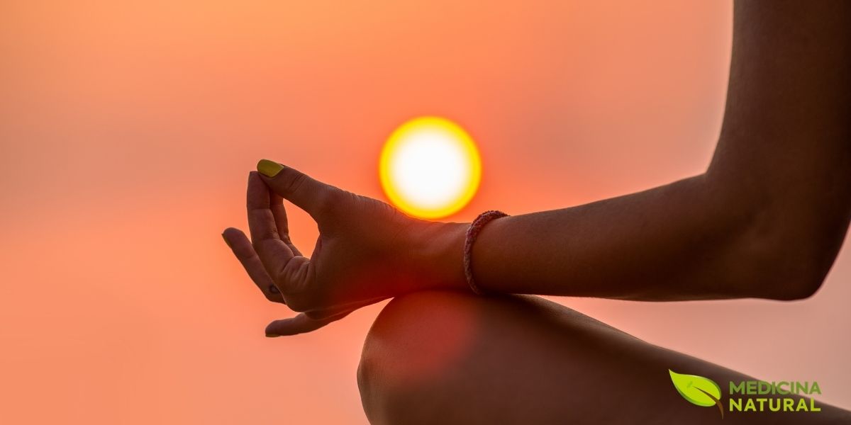 A meditação em ambientes naturais é uma ferramenta poderosa para acalmar a mente. A prática regular ajuda a reduzir a ruminação de pensamentos negativos, um sintoma comum da depressão, promovendo um estado de paz e clareza mental que é fundamental para a recuperação.