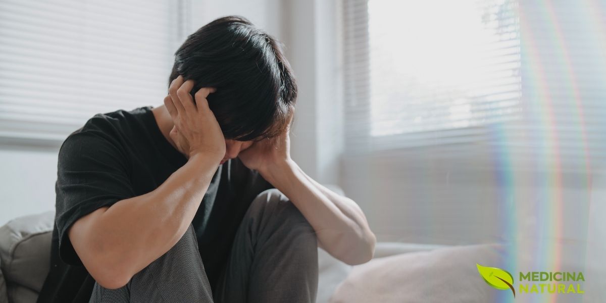 A ansiedade de desempenho é uma das maiores inimigas da ereção. O medo de não corresponder às expectativas gera um estresse que libera adrenalina, um hormônio que contrai os vasos sanguíneos e dificulta a chegada do sangue ao pênis. Aprender a gerenciar essa ansiedade, através de terapia ou técnicas de relaxamento, é um passo crucial.