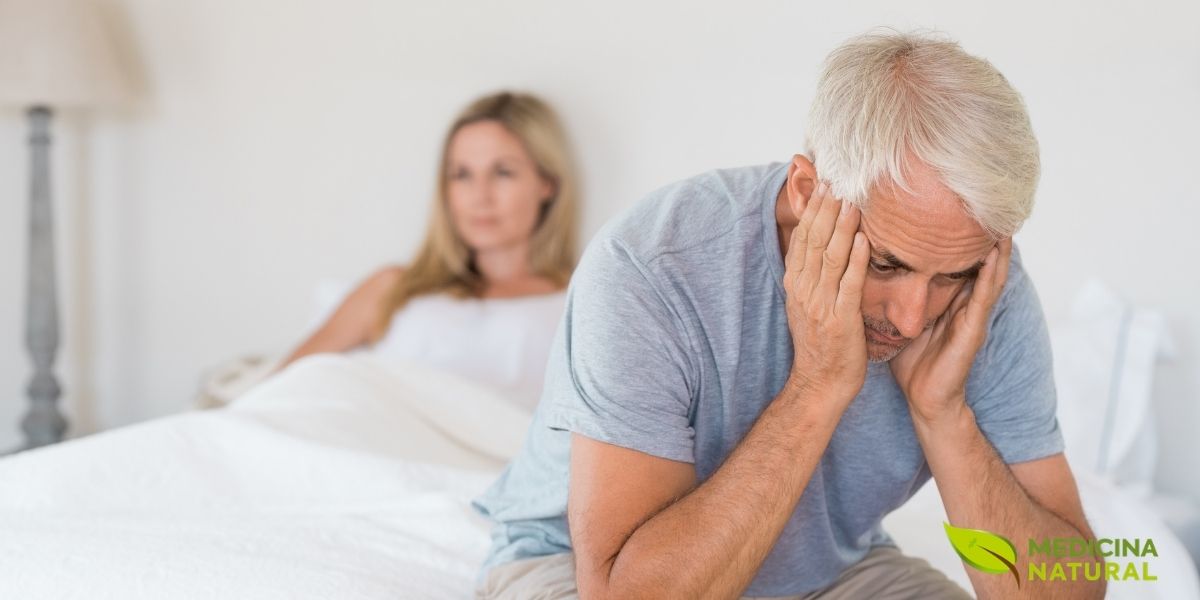 A disfunção erétil vai muito além da questão física, abalando profundamente a saúde mental e a autoestima do homem. A preocupação constante, a ansiedade de desempenho e o medo da falha criam um ciclo vicioso que agrava o problema. Por isso, abordar o aspecto psicológico é tão fundamental quanto investigar as causas orgânicas.