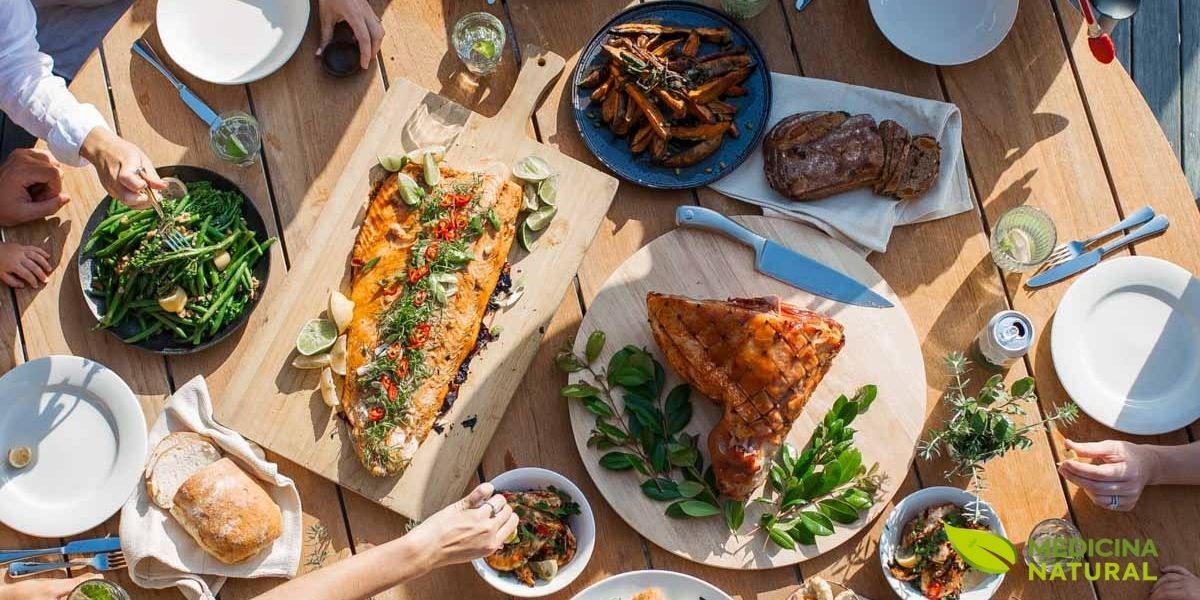 Vista aérea de uma mesa farta com diversas opções de refeições saudáveis compartilhadas em família. As férias são o momento perfeito para reunir quem amamos ao redor de uma mesa com alimentos nutritivos e saborosos, criando memórias enquanto cuidamos da saúde de todos.