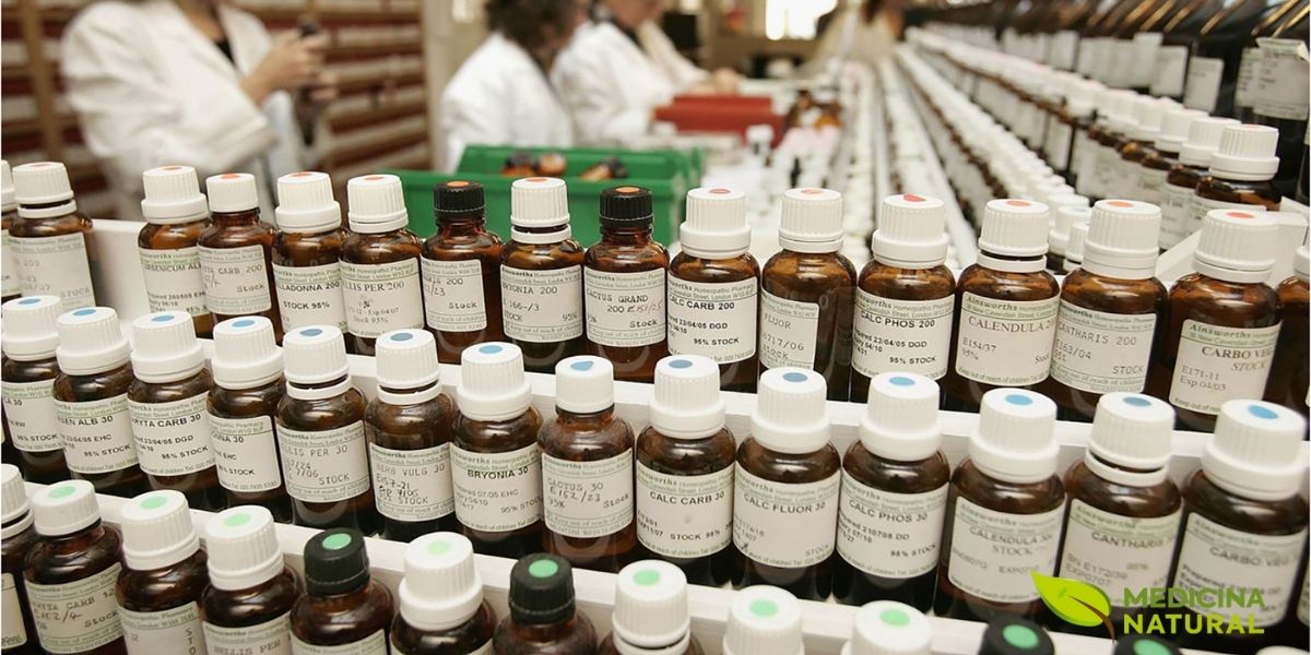 A organização meticulosa de uma farmácia homeopática reflete a precisão necessária na prática homeopática. Cada frasco é cuidadosamente rotulado com o nome do remédio e sua potência, facilitando a dispensação correta de medicamentos homeopáticos aos pacientes.