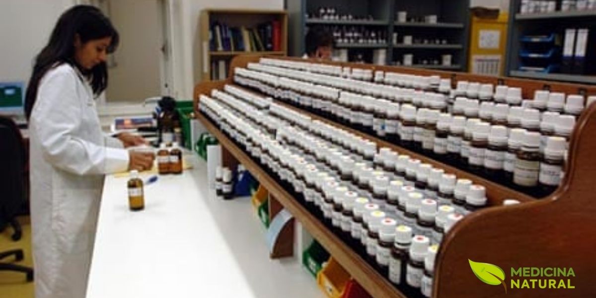 A preparação de remédios homeopáticos requer conhecimento especializado e equipamentos adequados. Farmacêuticos homeopatas seguem protocolos rigorosos de diluição e dinamização para garantir a qualidade e eficácia de medicamentos homeopáticos.