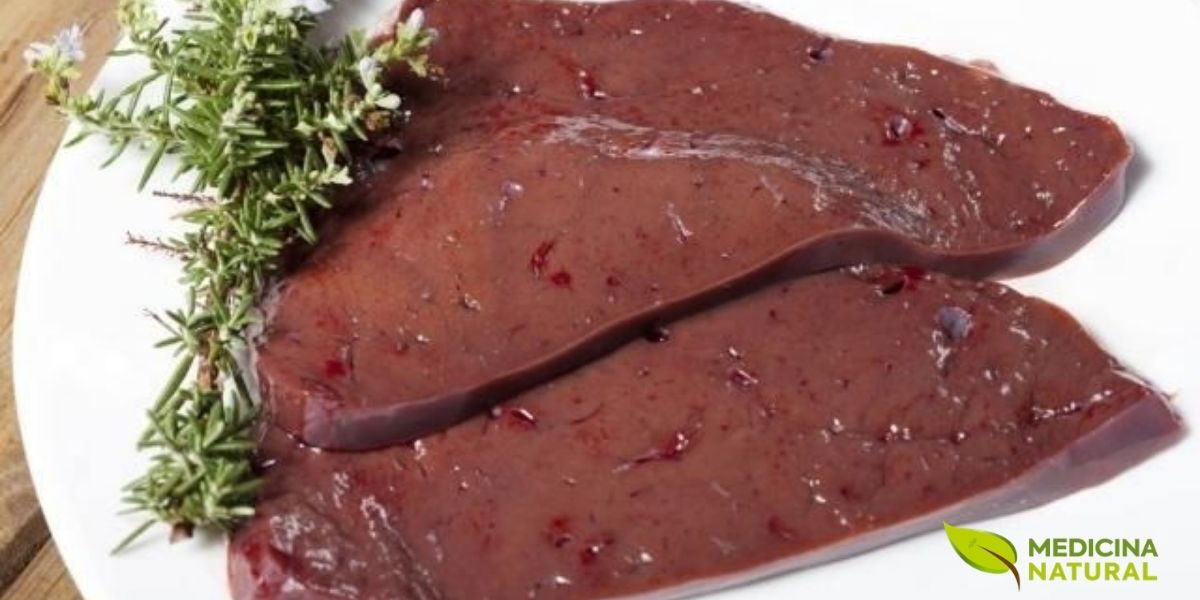 O fígado de boi é uma das fontes mais concentradas de vitamina B12, sendo um alimento fundamental para quem precisa reverter a deficiência desta vitamina. O consumo regular, com moderação, pode ajudar a restaurar os níveis de energia e a combater a fadiga.