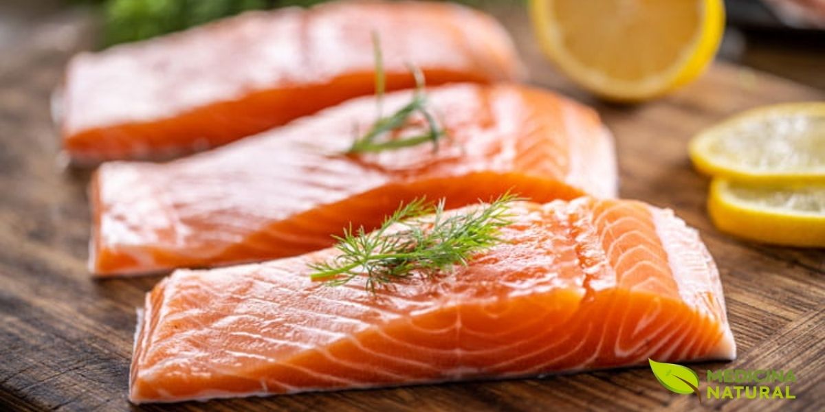 O salmão é uma das fontes mais ricas de ômega 3 (EPA e DHA), ácidos graxos essenciais que combatem inflamação, protegem o coração e melhoram a função cerebral. Recomenda-se consumir peixes gordos pelo menos 2-3 vezes por semana. Foto: American Heart Association / Uso livre para fins educacionais