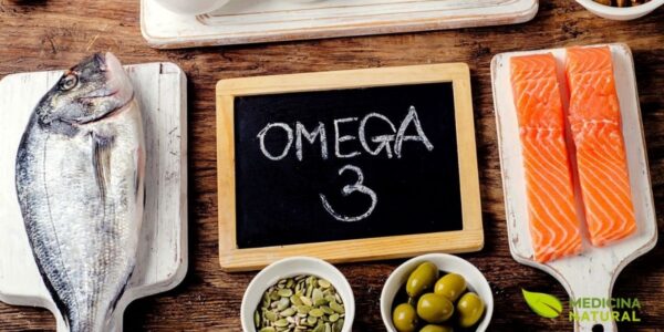 As principais fontes alimentares de ácidos graxos ômega 3: peixes gordos (salmão, sardinha, cavala), sementes de linhaça, nozes, ovos enriquecidos, abacate e óleo de canola. Imagem educativa que destaca a variedade de opções para obter EPA, DHA e ALA através da alimentação, essenciais para saúde cardiovascular, cerebral e controle da inflamação.