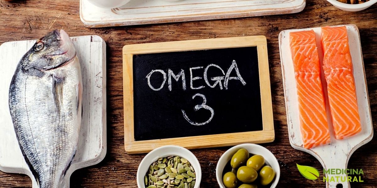 As principais fontes alimentares de ácidos graxos ômega 3: peixes gordos (salmão, sardinha, cavala), sementes de linhaça, nozes, ovos enriquecidos, abacate e óleo de canola. Imagem educativa que destaca a variedade de opções para obter EPA, DHA e ALA através da alimentação, essenciais para saúde cardiovascular, cerebral e controle da inflamação.