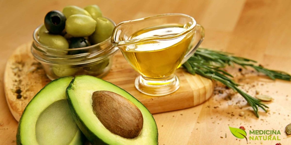 Principais fontes alimentares de ácidos graxos ômega 9 (ácido oleico): azeite de oliva extra virgem, abacate, oleaginosas (amêndoas, castanhas de caju, avelãs, macadâmia), óleo de abacate e sementes de girassol (alto oleico). O ômega 9 é uma gordura monoinsaturada que reduz colesterol LDL sem diminuir o HDL, melhora sensibilidade à insulina e é mais resistente à oxidação que gorduras poli-insaturadas, sendo ideal para uso culinário.