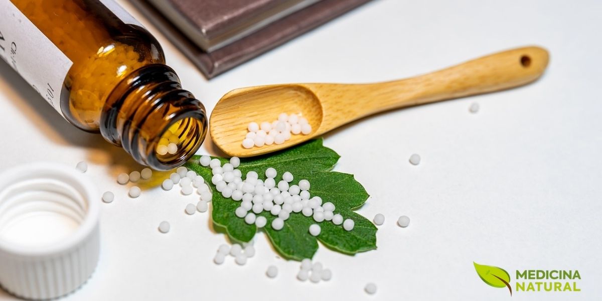 Os remédios homeopáticos como o Lachesis Muta são armazenados em frascos especiais que protegem as propriedades terapêuticas das substâncias diluídas. A homeopatia utiliza um processo único de preparação que transforma substâncias potencialmente tóxicas em medicamentos seguros e eficazes para o tratamento de diversas condições de saúde.