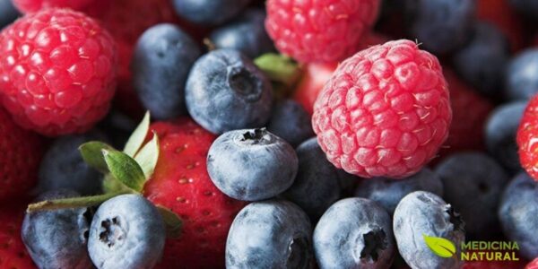 Frutas vermelhas são pequenas no tamanho, contudo enormes em valor nutricional. Morango, mirtilo, amora, framboesa e cereja concentram antioxidantes naturais, como antocianinas e vitamina C, que ajudam a combater o estresse oxidativo do dia a dia. Além disso, costumam ter boas fibras, o que favorece a saciedade e o equilíbrio da rotina alimentar. O resultado é mais cor no prato, mais sabor no paladar e uma escolha prática para lanches, bowls, iogurtes e vitaminas.