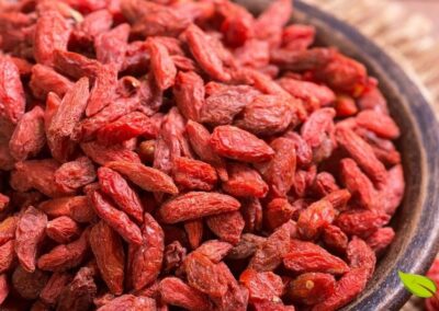 As bagas de Goji secas são uma fonte concentrada de antioxidantes, vitaminas e minerais. Seu consumo regular pode fortalecer o sistema imunológico e melhorar a saúde da pele, sendo um superalimento versátil para adicionar em iogurtes, granolas ou consumir puro como um snack saudável.
