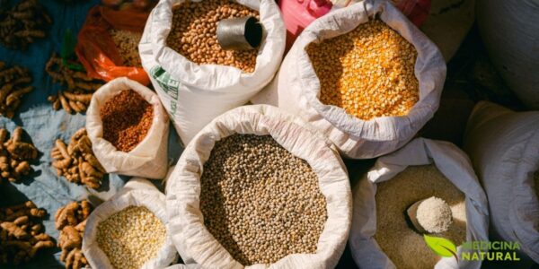 Grãos integrais parecem simples, contudo mudam o jogo da alimentação diária. Aveia, arroz integral, quinoa, centeio e trigo integral preservam fibras, vitaminas e minerais que se perdem nos refinados. Além disso, as fibras ajudam na saciedade e contribuem para um ritmo mais estável ao longo do dia, sem aquela fome repentina. Na prática, dão mais textura e sabor às refeições: mingau de aveia, saladas com quinoa, arroz integral no almoço ou pães realmente integrais. É um upgrade fácil para quem busca consistência e qualidade no prato.