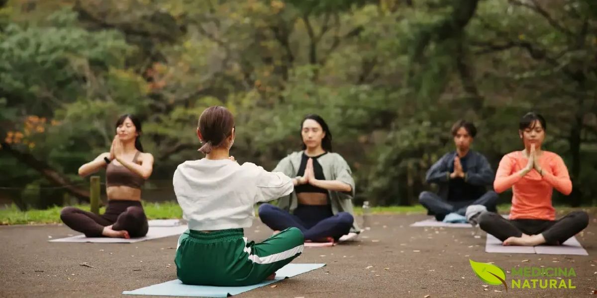 A meditação mindfulness reduz significativamente o risco de recaída ao ensinar o paciente a observar fissuras sem reagir a elas. Estudos demonstram que 8 semanas de prática meditativa reduzem em 50% o consumo de álcool. Combinada com yoga, que regula o sistema nervoso autônomo, cria uma base sólida para recuperação sustentável.