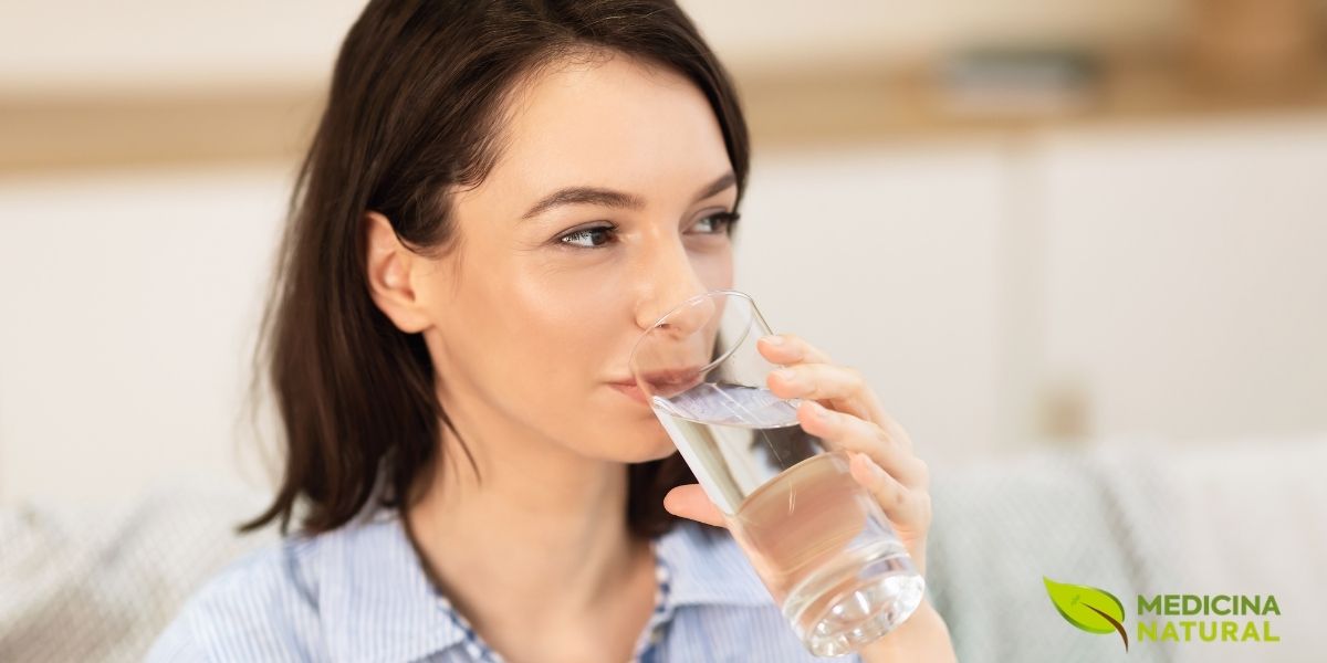 A água é o melhor detox do mundo e presença obrigatória na vida do ser humano, como principal fonte de alimentação do organismo complexo.