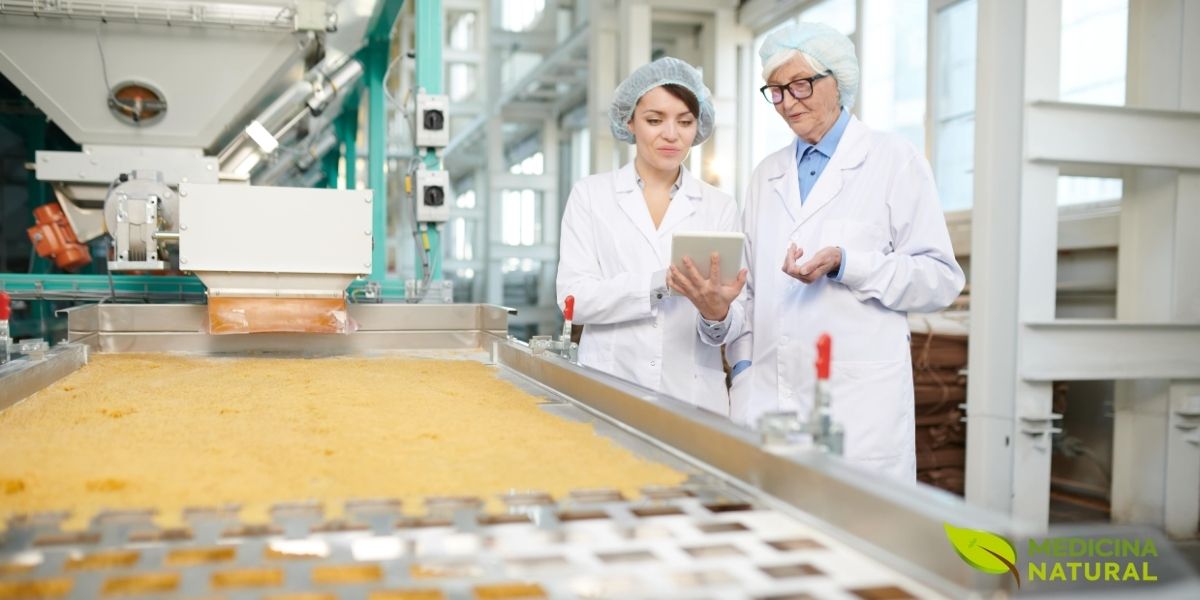 A indústria alimentícia utiliza o ácido fumárico como aditivo acidulante e conservante. Aprovado como seguro por agências reguladoras mundiais, ele é encontrado em refrigerantes, sucos em pó, sobremesas e diversos outros produtos processados.