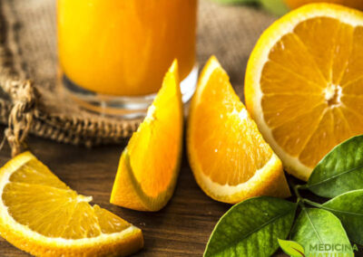 O chá de laranja, com sua cor dourada e aroma cítrico, é uma bebida reconfortante. Além de seu sabor característico, a infusão libera compostos que ajudam a aliviar o estresse e a ansiedade. É uma excelente opção para um momento de relaxamento ao final do dia, promovendo bem-estar físico e mental.