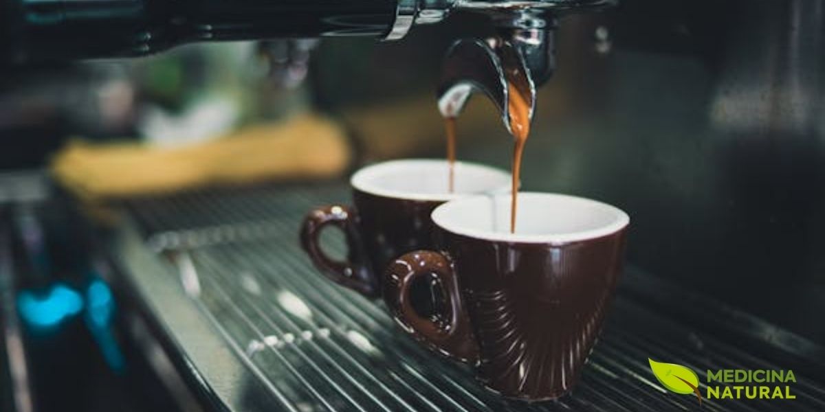 A máquina de espresso representa a evolução tecnológica do preparo de café. O método de extração sob alta pressão concentra os compostos do café, resultando em uma bebida intensa com crema característica. O espresso é a base para diversas preparações e oferece a maior concentração de cafeína por volume.