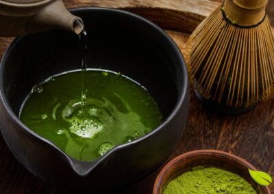 O matcha representa a forma mais concentrada e potente de consumir chá verde. Diferentemente dos chás verdes tradicionais, onde apenas a infusão é consumida, o matcha consiste na folha inteira moída em um pó ultrafino, o que significa que todos os nutrientes e compostos bioativos são ingeridos. Esta característica resulta em uma concentração de catequinas, L-teanina e cafeína significativamente maior do que em chás verdes convencionais. O processo de cultivo do matcha também é único: as plantas são cobertas com telas nas últimas semanas antes da colheita.