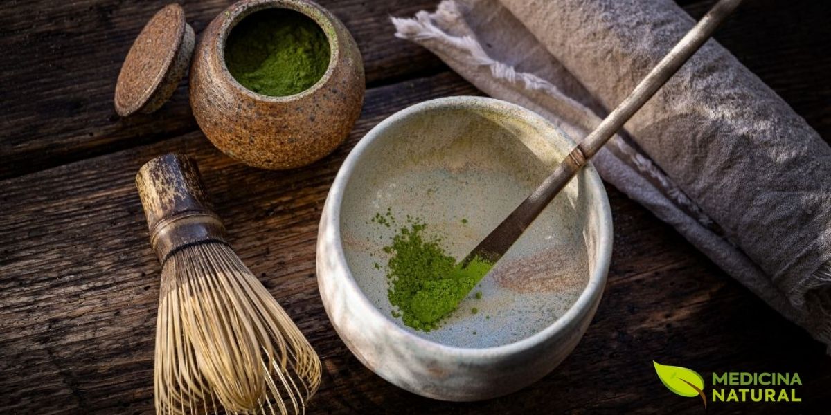 A cerimônia do chá japonesa, que utiliza o matcha (chá verde em pó), é uma tradição milenar que celebra a harmonia, o respeito e a tranquilidade. O matcha é uma forma concentrada de chá verde, onde as folhas inteiras são moídas em um pó fino, proporcionando uma dose ainda maior de catequinas e antioxidantes. Consumir matcha é uma maneira poderosa de aproveitar todos os benefícios do chá verde, incluindo o emagrecimento, de forma mais intensa.