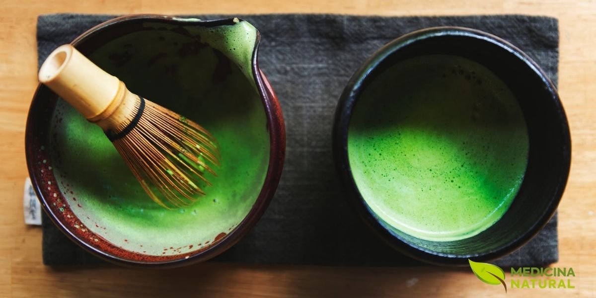 A preparação tradicional do matcha é uma arte que requer técnica e os utensílios corretos. O chasen (batedor de bambu) é essencial para criar a espuma característica e dispersar uniformemente o pó na água. O processo envolve peneirar o matcha para remover grumos, adicionar água quente (não fervente, cerca de 70-80°C) e bater vigorosamente em movimentos de M ou W até formar uma espuma cremosa e uniforme. A consistência final deve ser lisa, sem grumos, com uma camada de espuma fina na superfície.