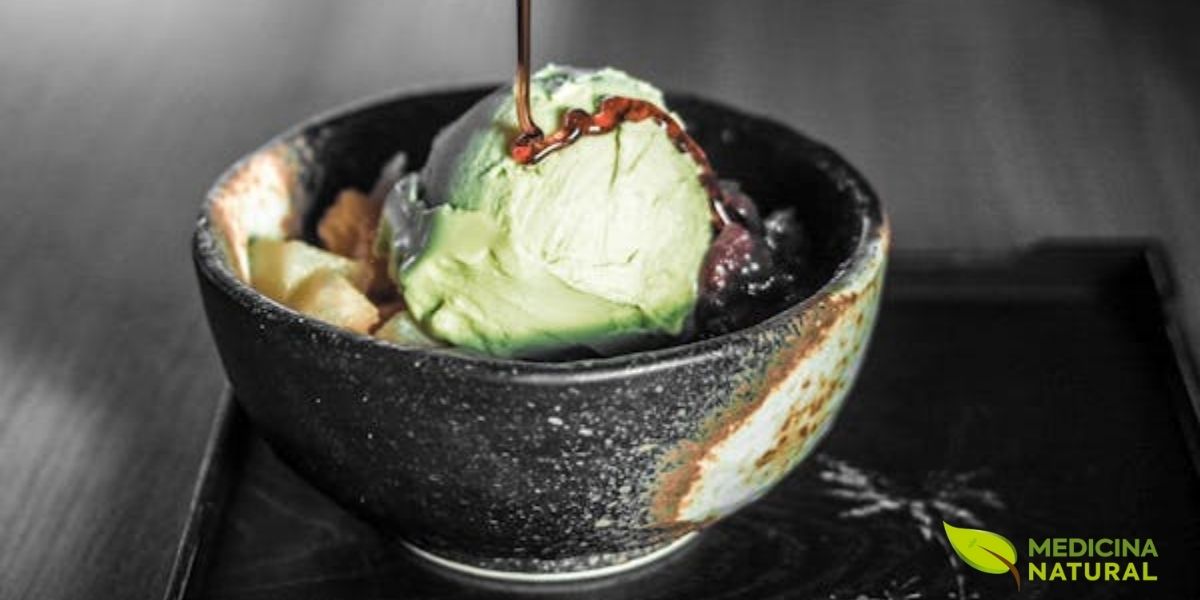 Sorvete de Matcha servido em tigela rústica, demonstrando a versatilidade culinária do Matcha de grau culinário. O sabor único do Matcha, que combina notas vegetais com umami e leve amargor, complementa perfeitamente sobremesas cremosas. Esta aplicação mantém os antioxidantes enquanto oferece uma experiência gastronômica sofisticada.