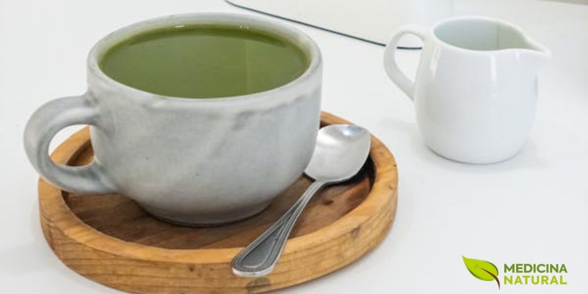 Matcha preparado em xícara branca minimalista, evidenciando a pureza e simplicidade da cerimônia do chá japonesa (Chanoyu). O ritual de preparação é uma forma de meditação em movimento, baseada nos princípios zen de harmonia, respeito, pureza e tranquilidade. Cada gesto é intencional e mindful.