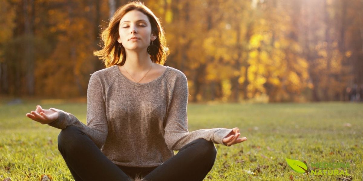 A prática individual de mindfulness ensina o paciente em recuperação a reconhecer gatilhos emocionais e fissuras sem julgamento, criando um espaço entre o impulso e a ação. Pesquisas da Harvard Medical School demonstram que 15 minutos diários de meditação reduzem a atividade da amígdala (centro do medo) e fortalecem o córtex pré-frontal (controle de impulsos), regiões cerebrais comprometidas no alcoolismo.