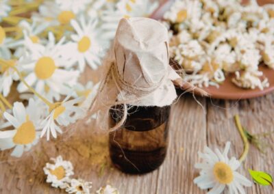 O óleo de camomila é um convite ao relaxamento e bem-estar. Suas propriedades calmantes, visíveis na delicadeza das flores, são capturadas em cada gota, oferecendo um refúgio natural contra o estresse do dia a dia e promovendo uma sensação de paz interior.
