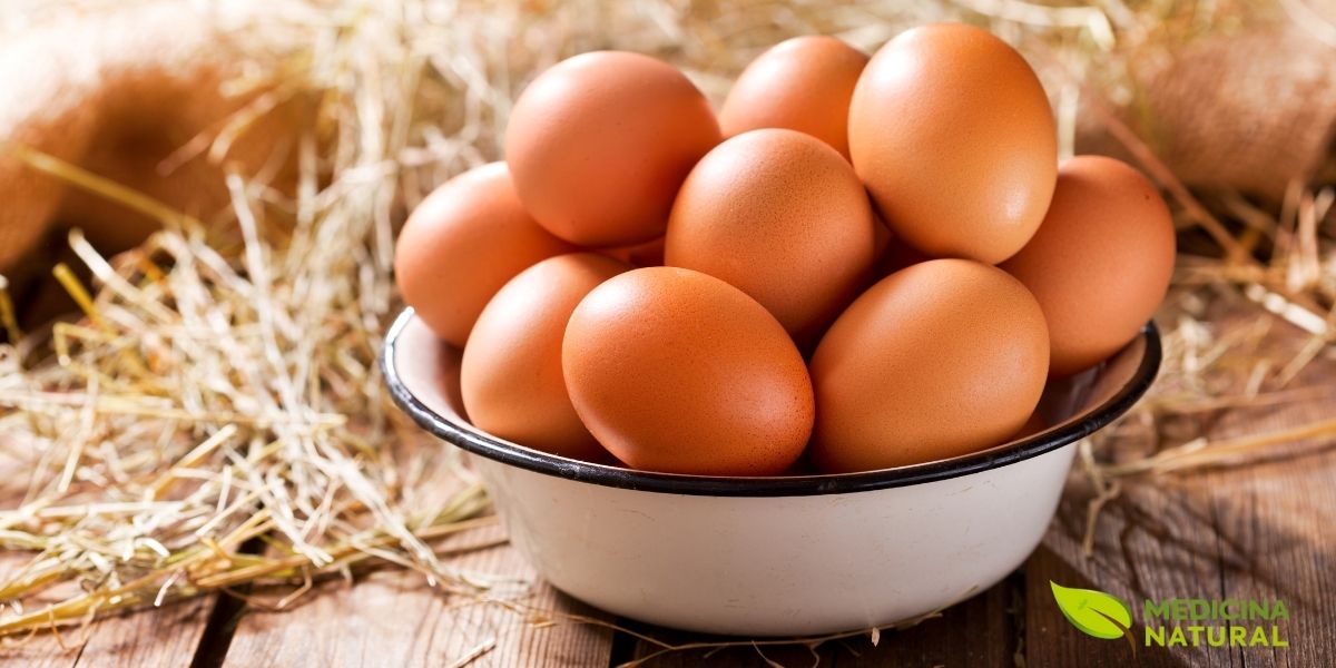 Ovos entregam simplicidade e potência nutricional, contudo sem complicação. Eles são fonte de proteína completa, com aminoácidos essenciais, e ainda oferecem vitaminas e minerais como B12, colina, selênio e vitamina D. Além disso, a combinação de proteína e gordura ajuda na saciedade, o que favorece refeições mais estáveis ao longo do dia. No café da manhã ou no jantar, encaixam fácil: mexidos, cozidos, omelete, pochê ou em receitas. É uma escolha prática para quem quer sabor, versatilidade e densidade nutricional em poucos minutos.