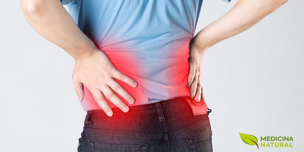 A dor lombar aguda e intensa, conhecida como cólica renal, é o sintoma mais emblemático das pedras nos rins. A dor geralmente ocorre em um dos lados das costas e pode irradiar para o abdômen e a virilha, surgindo em ondas. Este sintoma debilitante sinaliza a passagem de uma pedra pelo ureter.