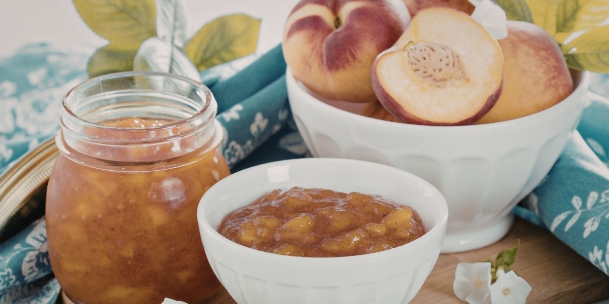 Pêssegos em calda, com sua cor vibrante e textura macia, servidos em uma tigela.