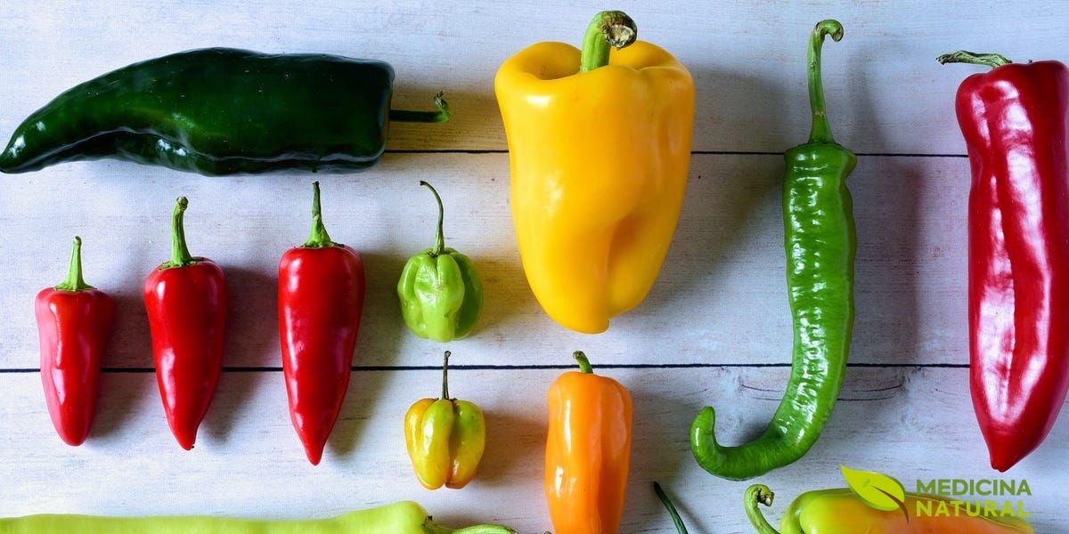 Variedade de pimentas frescas em diferentes cores e formatos, incluindo pimentão amarelo e verde, pimentas vermelhas e jalapeños, demonstrando a rica diversidade do gênero Capsicum. Variedade de pimentas frescas em diferentes cores e formatos, incluindo pimentão amarelo e verde, pimentas vermelhas e jalapeños, demonstrando a rica diversidade do gênero Capsicum.
