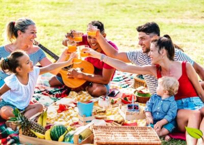 Momento de piquenique familiar ao ar livre com alimentos frescos e saudáveis. Refeições ao ar livre combinam alimentação consciente com conexão com a natureza e a família, tornando a experiência alimentar mais prazerosa e memorável durante as férias.